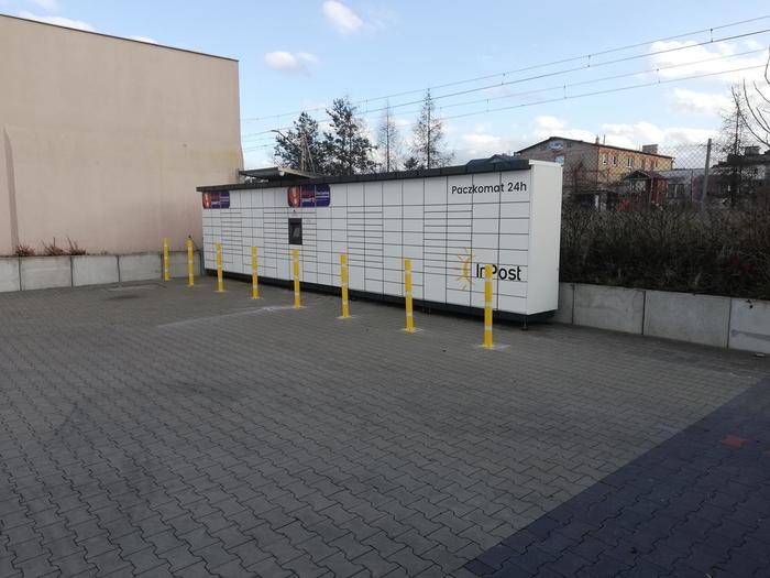 Paczkomat WEJ04M Na parkingu sklepu Lidl