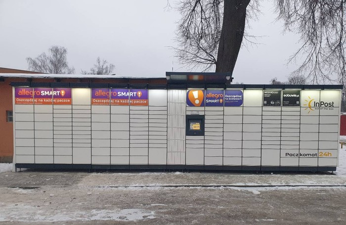 Paczkomat WEJ05M Trawnik z boku budynku
