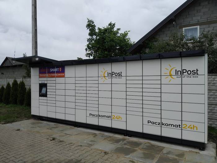 Paczkomat WEN01M Na parkingu przy sklepie