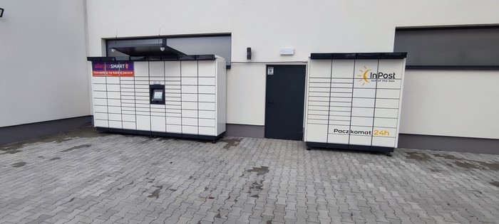 Поштомат WFI03M po prawej stronie wejścia do sklepu