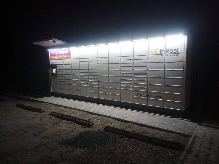 Paczkomat WGO03M przed apteką