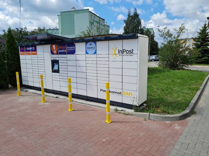 Поштомат WGR04M Przy sklepie Delikatesy Centrum, na tylnym parkingu