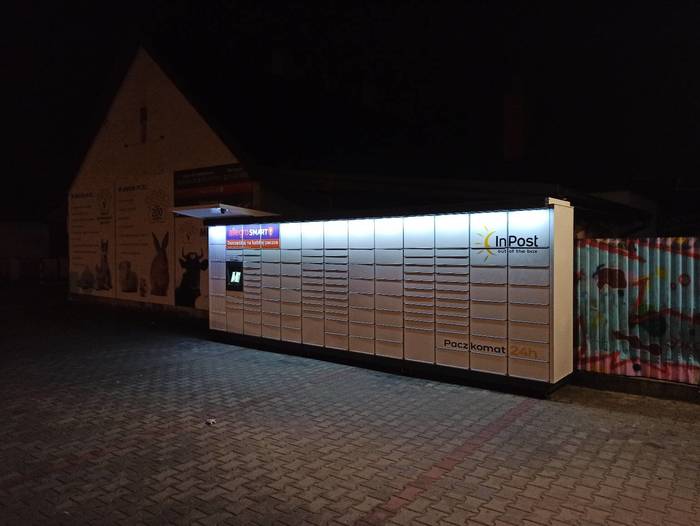 Paczkomat WGR06M Przy sklepie Topaz, na parkingu po prawej stronie