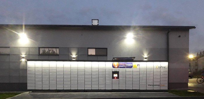 Paczkomat WHC01M Parking po lewej stronie sklepu