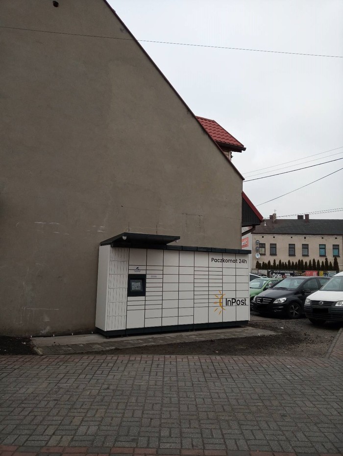 Paczkomat WIE02M Na parkingu przy barze orientalnym