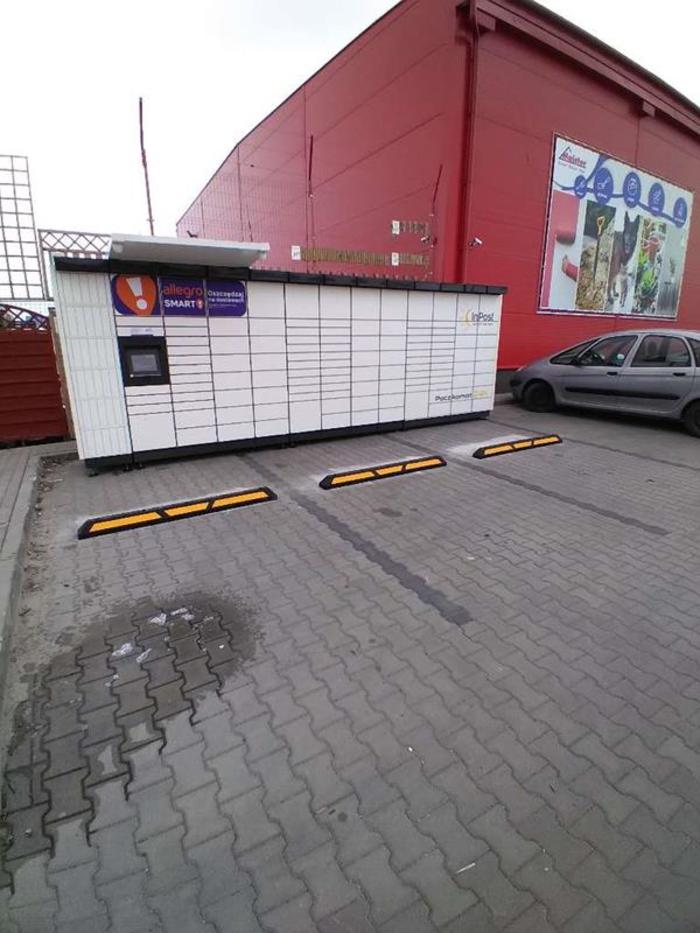 Paczkomat WIE06M Na parkingu marketu Majster