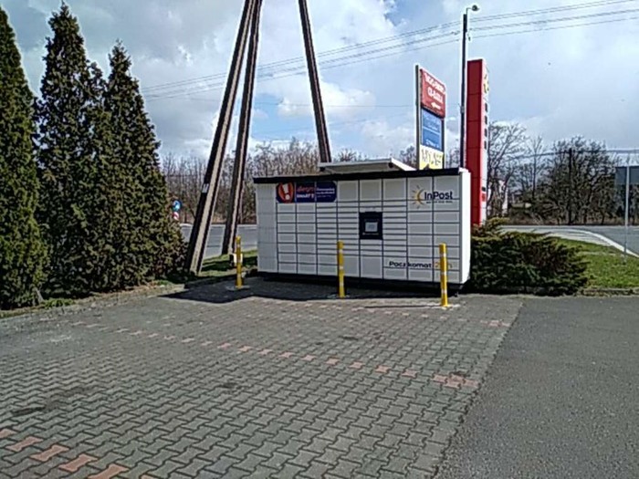 Paczkomat WIE07M Na parkingu przy stacji paliw