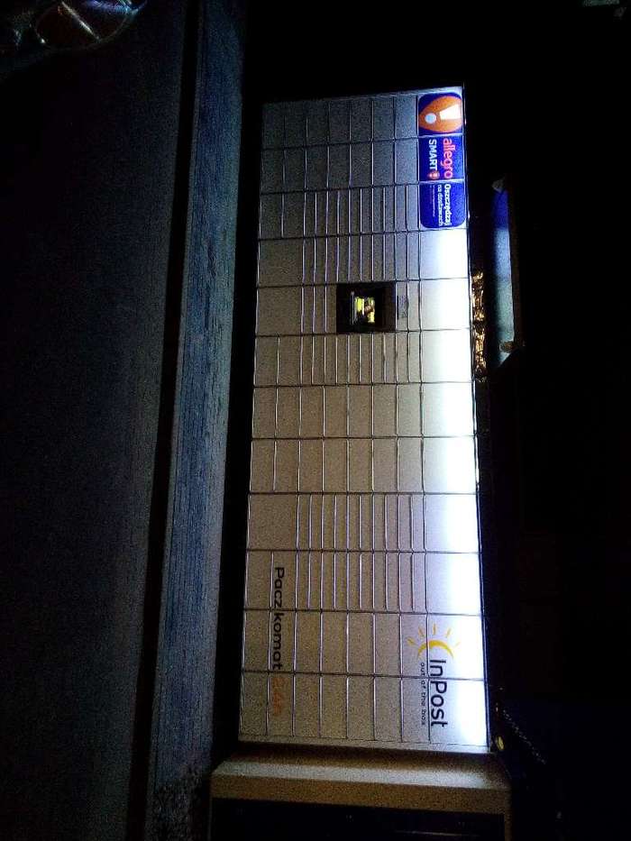 Paczkomat WIE08M Na parkingu przy Lidlu