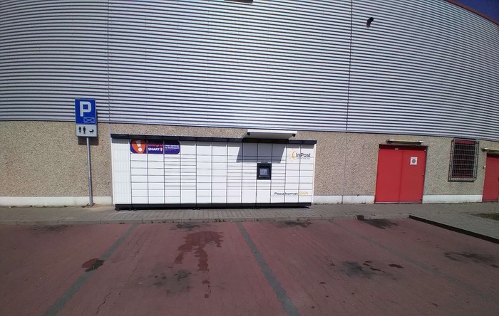 Paczkomat WIE09M Na parkingu marketu Kaufland