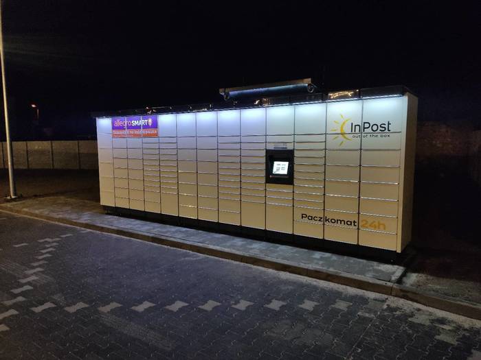 Paczkomat WIE10M Na parkingu przy markecie Aldi
