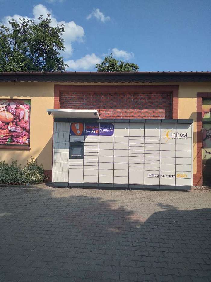 Paczkomat WIR03M Na parkingu marketu Sedal