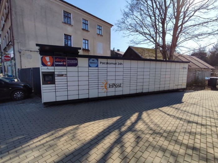 Paczkomat WIS01M Za przystankiem obok sklepu Spar