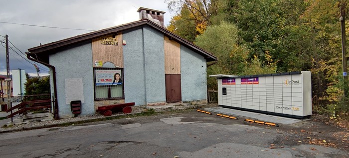 Paczkomat WIS06M na parkingu obok sklepu