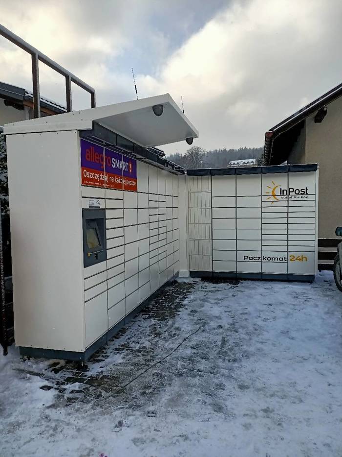 Parcel Locker WIS07M parking przed budynkiem