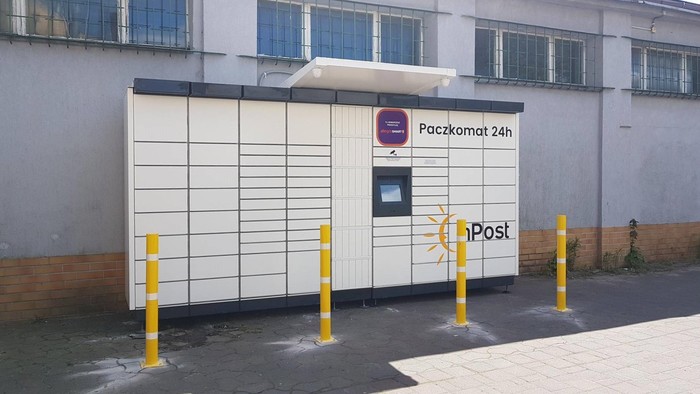 Paczkomat WIT01M Na parkingu przy sklepie Delikatesy Centrum