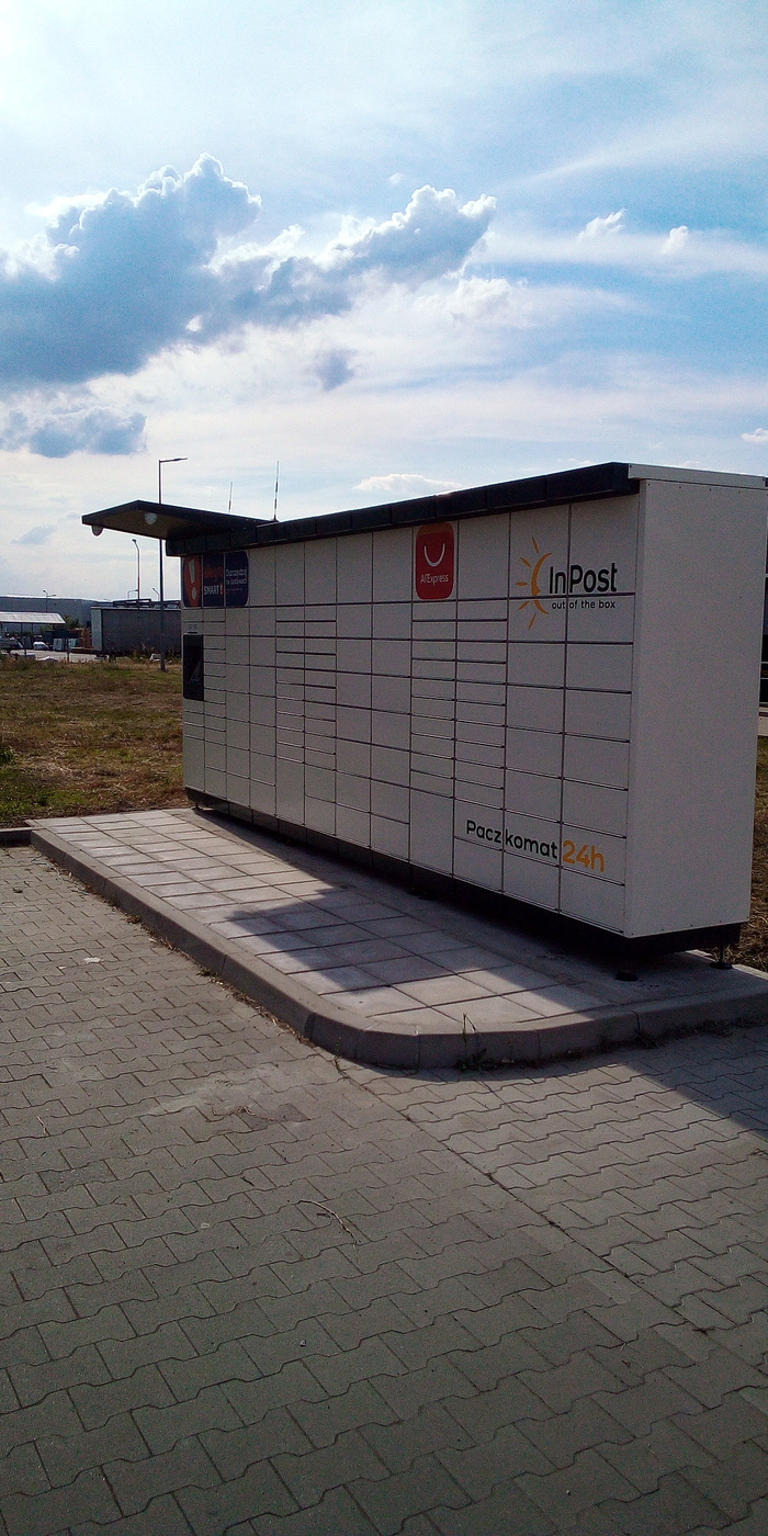 Paczkomat WIT02M przy parkingu