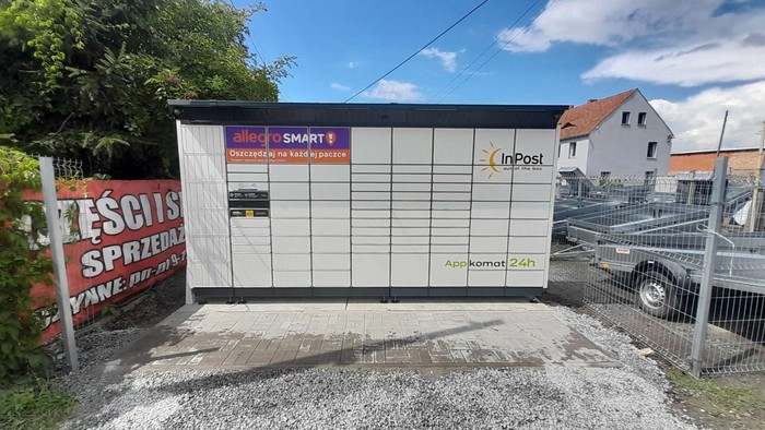 Parcel Locker WIWL01BAPP W płocie przy ulicy