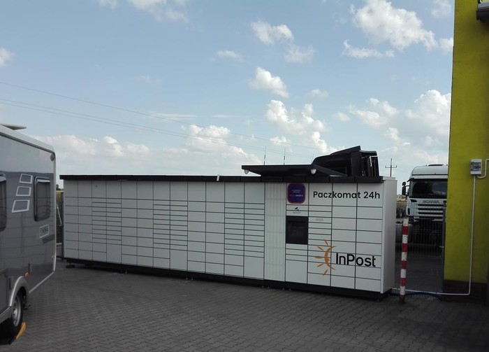 Paczkomat WJK01M Na tyłach parkingu przy serwisie TiR