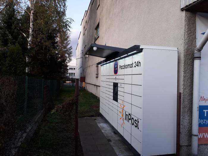 Paczkomat WJN02M Wejście od strony parkingu