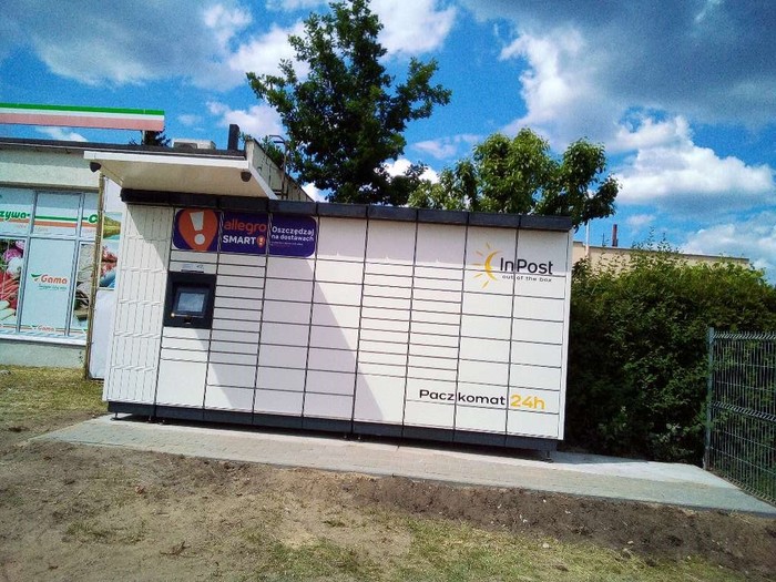 Paczkomat WKI05M Wolnostojący paczkomat na terenie niezagospodarowanej posesji prywatnej