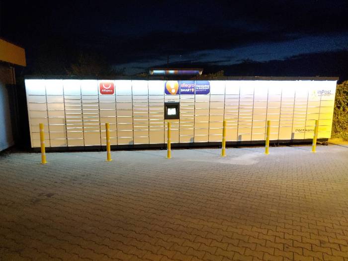 Поштомат WKN01M Na parkingu przy stacji paliw.
