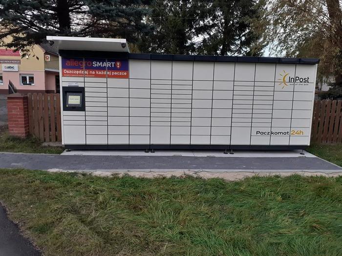 Paczkomat WKR01M Przy wjeździe do sklepu.