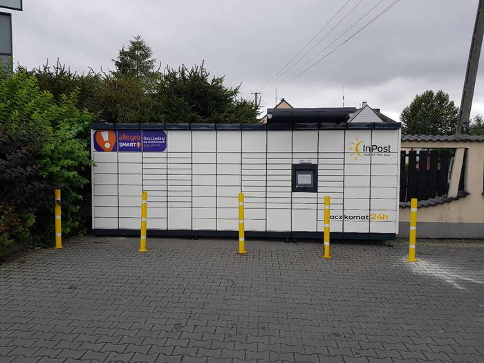Paczkomat WKS01M na parkingu sklepu Delikatesy Centrum