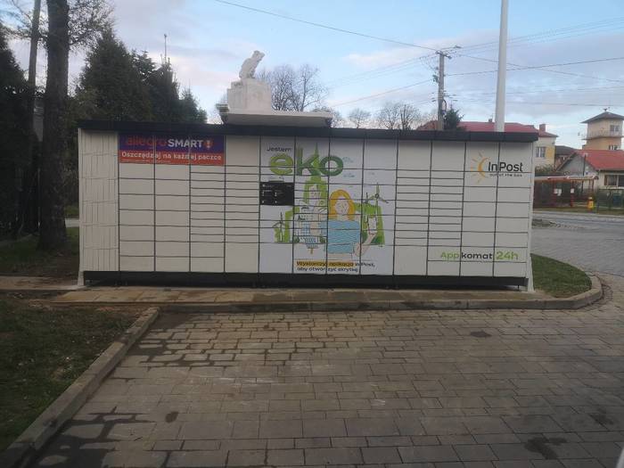 Paczkomat WKW01APP na parkingu obok sklepu