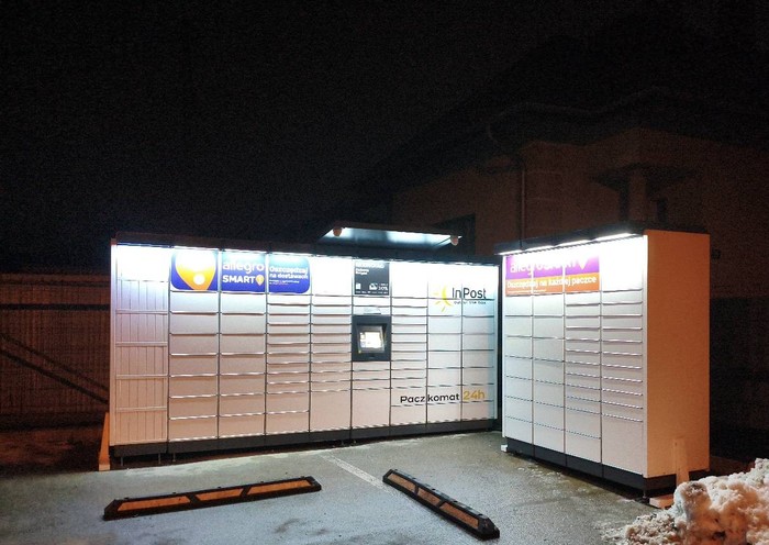 Paczkomat WKW03M Boczny parking sklepu