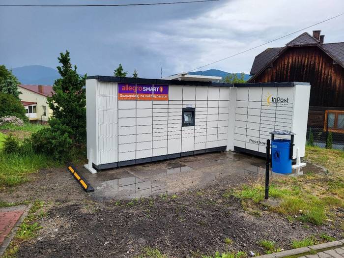 Parcel Locker WKW05M na parkingu obok sklepu
