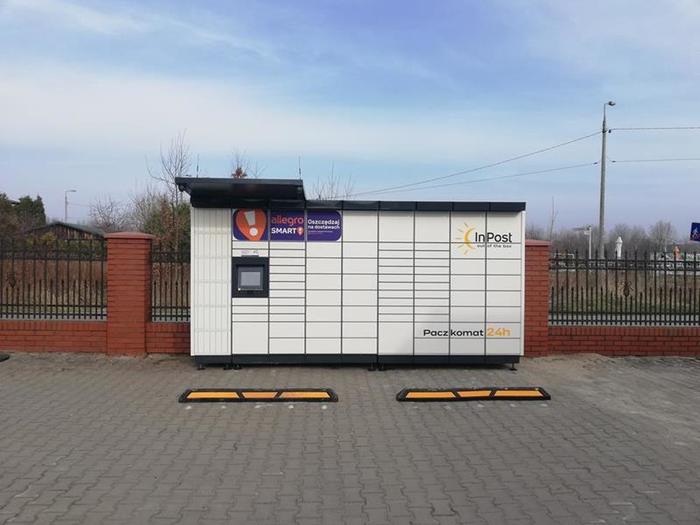 Parcel Locker WKZ01M Na parkingu przy sklepie Carrefour