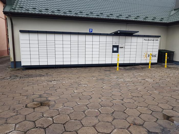 Paczkomat WLA01M Na parkingu za sklepem Społem