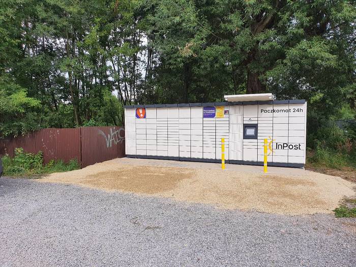 Paczkomat WLB01M Na tyłach sklepu Lewiatan - parking