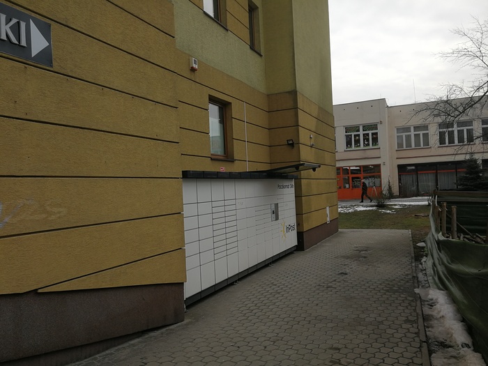 Paczkomat WLC02N Obok sklepu Lakiery Samochodowe