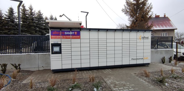 Paczkomat WLC10M Przed bramą wjazd na Osiedle na Sadowej