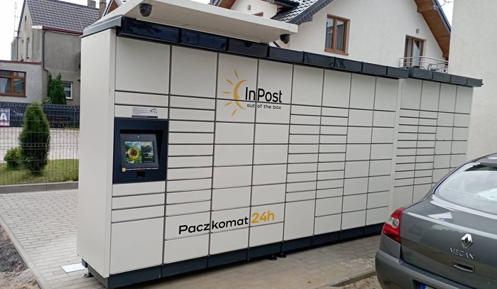Paczkomat WLD06M na parkingu z tyłu pralni Bryza