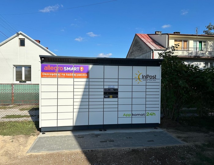 Paczkomat WLGO01BAPP Na parkingu sklepu