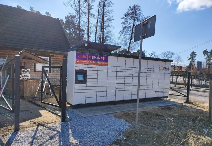 Paczkomat WLJ01M przy wjeździe do tartaku