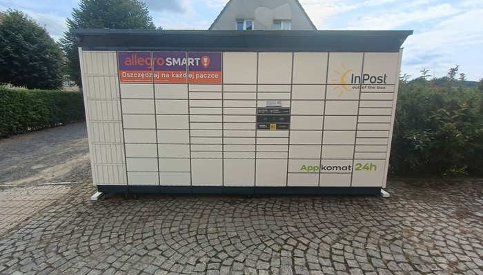 Paczkomat WLKO01BAPP Po lewej stronie od wejścia.