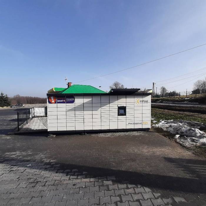 Paczkomat WLL01M Na parkingu przy stacji benzynowej