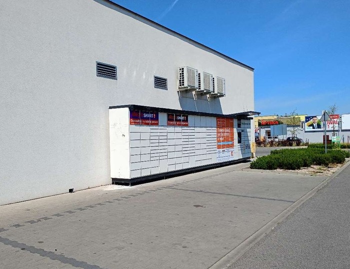 Paczkomat WLO06M Po lewej stronie od wjazdu na teren Parku Handlowego