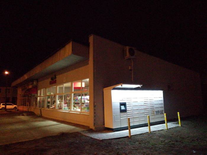 Paczkomat WLO07M Parking z boku sklepu