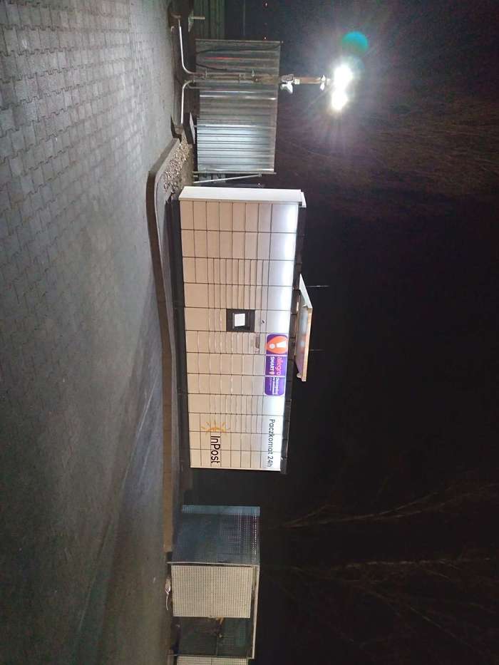 Paczkomat WLO08M na parkingu Lidla