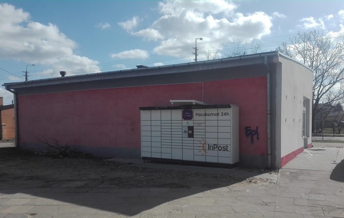 Parcel Locker WLO14N Przy tylnej ścianie sklepu Zeus