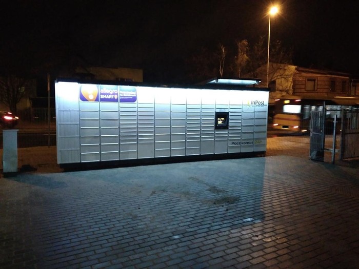 Paczkomat WLO15M Na parkingu salonu urody