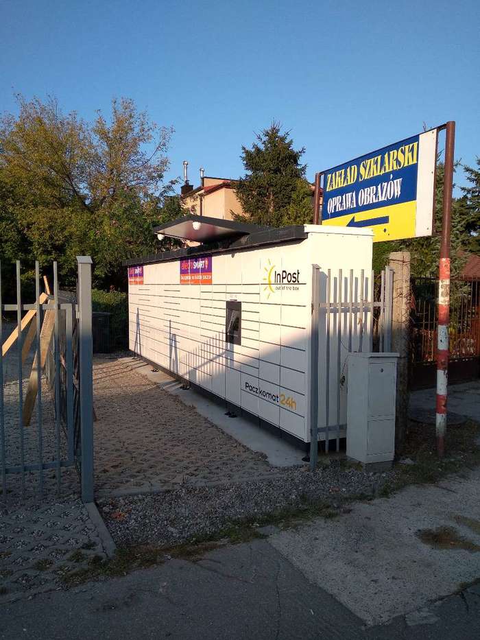 Paczkomat WLO20M na tyłach Crédit Agricole