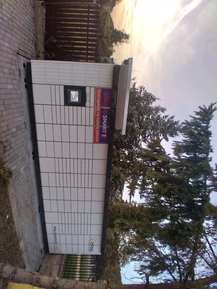 Paczkomat WLO22M Na parkingu przy Lewiatanie