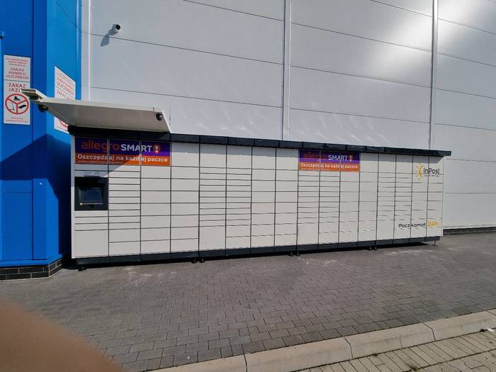 Parcel Locker WLO28M na parkingu centrum handlowego