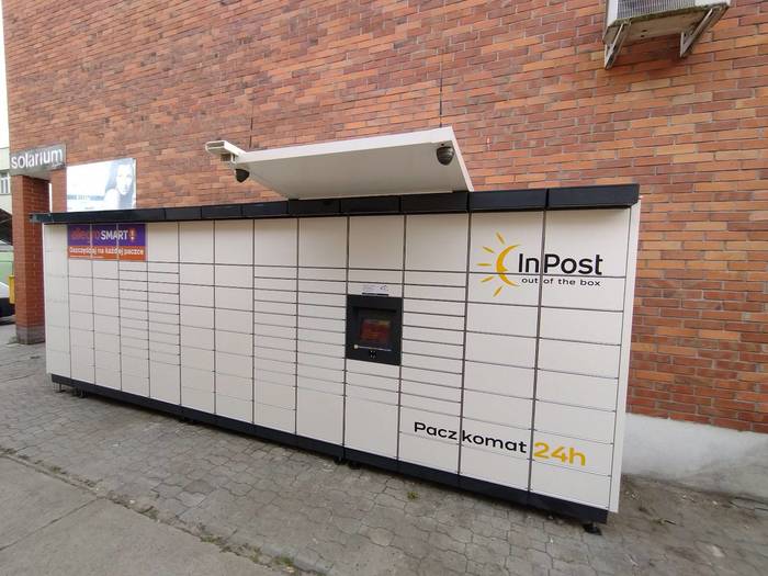 Paczkomat WLO32M Przy budynku usługowym
