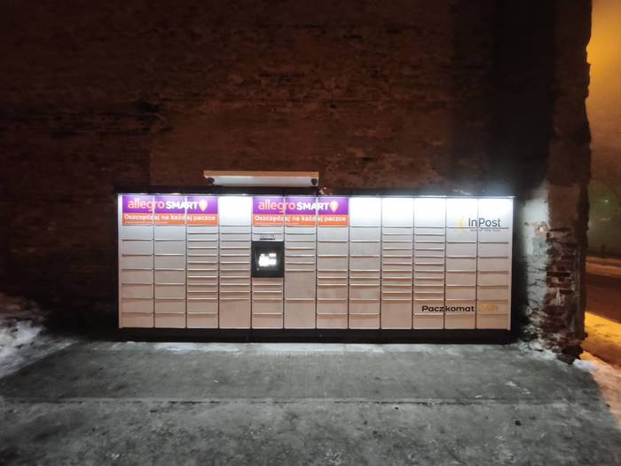 Paczkomat WLO41M Na parkingu strzeżonym